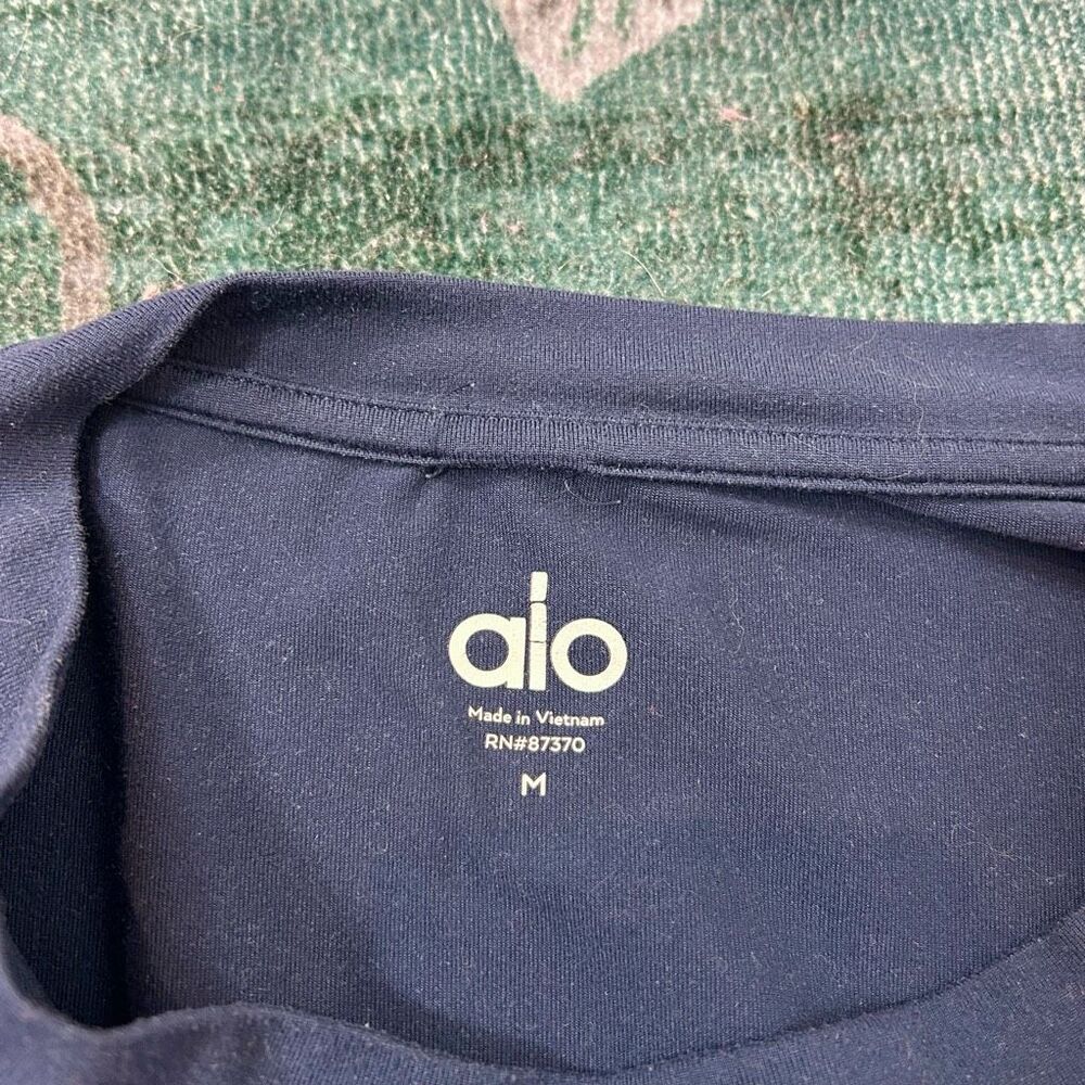 Alo Yoga T-Shirt Mens Medium Navy Blue Conquer Reform Crew Neck Short Sleeve - Picture 9 of 12